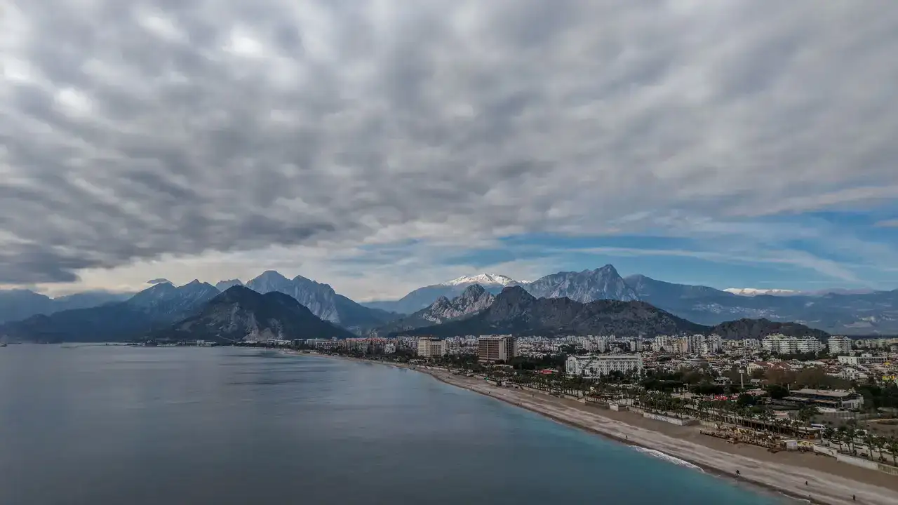 Antalya’da Karlı Dağ Manzarasında Sahil Keyfi 2